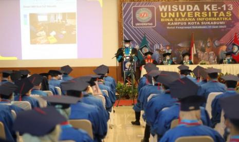 Universitas BSI (Bina Sarana Informatika) kampus Sukabumi akhirnya bisa terlaksana secara offline dan menggabungkannya secara online. Wisuda offline digelar di Hotel Pangrango, Salabintana, Sukabumi dengan menerapkan protokol kesehatan yang sangat ketat, pada Kamis (17/6).