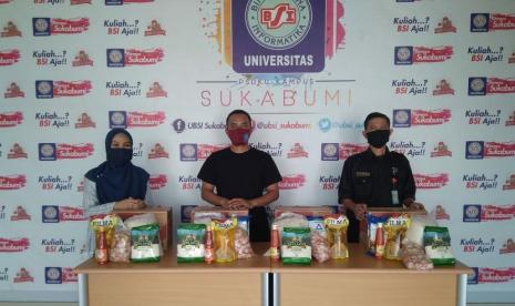 Universitas BSI (Bina Sarana Informatika) kampus Sukabumi lakukan distribusi paket sembako kepada sejumlah karyawan di lingkungan Universitas BSI kampus Sukabumi. Pembagian paket sembako kepada office boy, cleaning service dan security Universitas BSI kampus Sukabumi ini dibagikan langsung pada senin, (12/4) di Universitas BSI kampus Sukabumi, jalan Cemerlang, kelurahan Sukakarya, kecamatan Warudoyong, kota Sukabumi. 