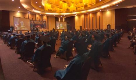 Universitas BSI (Bina Sarana Informatika) Kampus Tasikmalaya menggelar wisuda secara online dan offline dengan menerapkan protokol kesehatan (prokes) yang ketat.