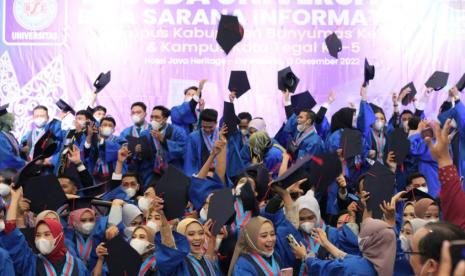 Universitas BSI (Bina Sarana Informatika) kampus Tegal menggelar pelantikan wisuda ke-5 di Hotel Java Heritage, Purwokerto, Selasa (13/12/2022). 