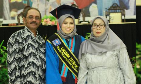 Universitas BSI (Bina Sarana Informatika) kampus Tegal selenggarakan wisuda secara offline. Gelaran wisuda ke-4 ini, berlangsung dengan menerapkan protokol kesehatan (Prokes) yang ketat sesuai anjuran pemerintah. 