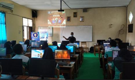 Universitas BSI (Bina Sarana Informatika) kampus Tegal sukses menyelenggarakan workshop bekerja sama dengan SMK Hasyim Asyari Tarub, Tegal. Mengusung tema 