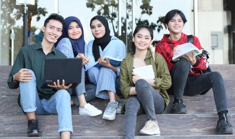 Universitas BSI (Bina Sarana Informatika) memperkuat komitmennya sebagai Kampus Digital Kreatif, dengan tidak henti-hentinya menorehkan sejarah prestasi melalui mahasiswa-mahasiswinya di berbagai bidang yang berhasil meraih pengakuan baik di tingkat Nasional maupun Internasional.