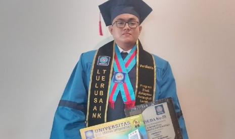 Universitas BSI (Bina Sarana Informatika) menggelar upacara wisuda di BSI Convention Center (BSI Convex), Bekasi, Rabu, (6/12/2023). Salah satu sosok yang menjadi sorotan adalah Verdianto, wisudawan terbaik dari Prodi Rekayasa Perangkat Lunak (RPL) dengan capaian Indeks Prestasi Kumulatif (IPK) sempurna 4.00.