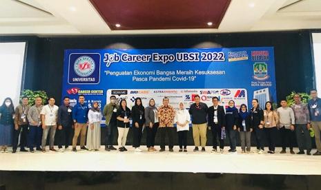 Universitas BSI (Bina Sarana Informatika) menjembatani mahasiswa, alumni serta masyarakat umum dengan dunia industri melalui Job Career Expo Universitas BSI 2022 yang diinisiasi oleh lembaga BSI Career Center (BCC).