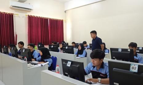 Universitas BSI (Bina Sarana Informatika) sebagai akselerator kampus digital, menjadi salah satu kampus yang mampu menciptakan SDM berkualitas. Kali ini, kampus Universitas BSI kampus Purwokerto dipercaya sebagai penguji eksternal dalam kegiatan Uji Kompetensi Kejuruan (UKK).