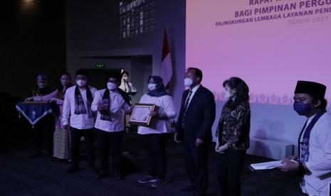 Universitas BSI (Bina Sarana Informatika) sebagai salah perguruan tinggi terkemuka yang telah menghasilkan lulusan berkualitas, sukses mendapatkan penghargaan sebagai Perguruan Tinggi dengan Jumlah Laporan Kerja Sama Terbanyak pada Sistem Pelaporan Kerjasama (Laporkerma) pada tingkat Universitas di lingkungan Lembaga Layanan Pendidikan Tinggi (LLDIKTI) Wilayah III Jakarta. 