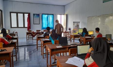 Universitas BSI Kampus Purwokerto memberikan dukungan kepada SMK Islam Al Madina Paguyangan dalam penyelenggaraan uji kompetensi Microsoft Office. 