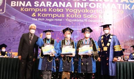 Universitas BSI kampus Solo menggelar prosesi wisudanya yang ke-2 pada Kamis (15/12/2022).