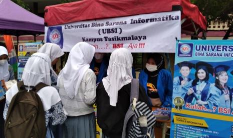 Universitas BSI kampus Tasikmalaya sediakan beasiswa bagi lulusan SMA atau sederajat.