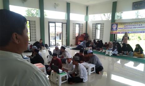 Universitas BSI memberikan pelatihan aplikasi Google Form kepada para santri di Pondok Pesantren Darul Hasanah Bogor.