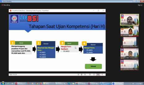 Universitas BSI mengadakan workshop daring pembekalan sertifikasi kompetensi analis program via Zoom.