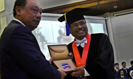 Universitas Diponegoro (Undip) Semarang menganugerahkan gelar Doktor Honoris Causa (HC) kepada Jaksa Agung Republik Indonesia (RI), HM Prasetyo, Kamis (22/2).