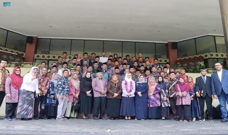 Universitas Elektronik Saudi telah menandatangani 45 kontrak dengan universitas-universitas di Indonesia untuk menyediakan program pembelajaran bahasa Arab daring. Penandatanganan kontrak dilakukan di Universitas Islam Negeri Syarif Hidayatullah di Jakarta pada Rabu (14/12/2022). Universitas Arab Saudi Sediakan Kursus Bahasa Arab Bagi Siswa Indonesia