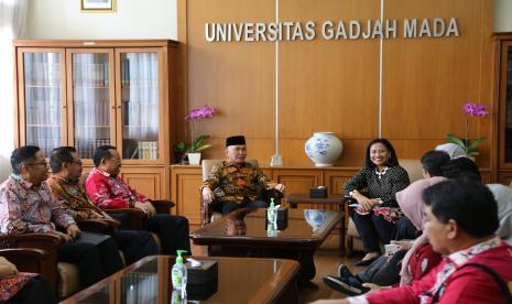 Universitas Gadjah Mada (UGM) dan Pemerintah Provinsi Kalimantan Tengah menjalin kerja sama di bidang Pendidikan, Penelitian dan Pengabdian kepada masyarakat. Sedikitnya ada 12 perjanjian kerja sama yang ditandatangani oleh pejabat kepala dinas di lingkungan pemprov Kalteng dengan pejabat Wakil Dekan dari Fakultas Teknik, Fakultas Ekonomika dan Bisnis, Kehutanan, Peternakan, Fisipol dan FKKMK UGM, Kamis (2/11/2023) di ruang multimedia II Gedung Pusat UGM.