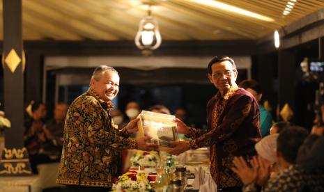 Universitas Gadjah Mada (UGM) memberikan Anugerah Hamengku Buwono IX tahun 2022 kepada Gubernur Bank Indonesia, Perry Warjiyo. Penghargaan ini diserahkan oleh Gubernur Daerah Istimewa Yogyakarta (DIY), Sri Sultan Hamengku Buwono X dalam perayaan Dies Natalis ke-73 UGM yang diselenggarakan Senin (19/12). 