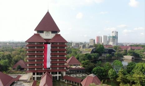 Universitas Indonesia (UI) melakukan dua kegiatan khusus dalam rangka menyemarakkan kemerdekaan Republik Indonesia Ke-75 tahun ini. Kegiatan tersebut yakni membentangkan ornamen berupa kain merah putih raksasa berukuran 8 x 25 meter di Gedung Rektorat UI Kampus Depok yang memiliki ketinggian 48 meter, Senin (17/8).