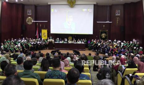 Universitas Indonesia (UI) secara resmi mengukuhkan Prof. Dr. dr. Yunia Irawati, SpM(K) sebagai Guru Besar/Profesor Fakultas Kedokteran UI dalam bidang Plastik dan Rekonstruksi Mata. 