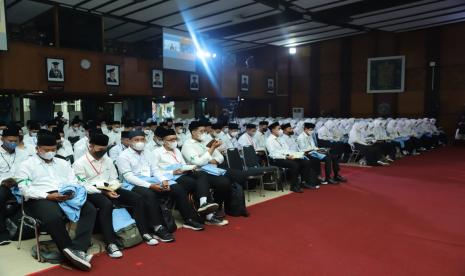 Universitas Islam Bandung (Unisba) melantik 2.378 mahasiswa baru (Maba) tahun ajaran 2022/2023 yang dilaksanakan secara hybrid pada Senin (5/9/2022).