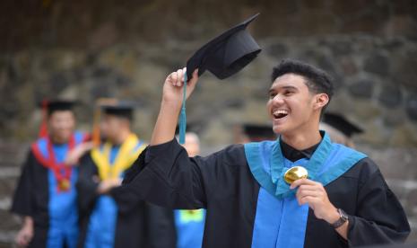 Universitas Islam Bandung (Unisba) sebagai salah satu institusi pendidikan tinggi Islam terkemuka di Jawa Barat dan Banten yang terakreditasi Unggul dari BAN-PT, berdedikasi dalam mempersiapkan lulusannya agar siap menghadapi tantangan saat terjun ke dunia kerja dan masyarakat.