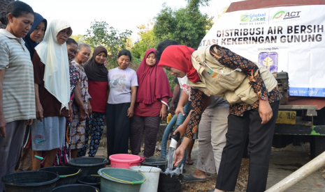 Universitas Islam Indonesia (UII) bersama Aksi Cepat Tanggap (ACT) rutin melakukan distribusi air bersih ke Kabupaten Gunungkidul. 