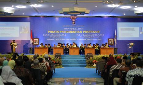 Universitas Islam Indonesia (UII) menggelar Rapat Terbuka Senat dengan agenda pidato pengukuhan profesor di Auditorium K.H. Abdul Kahar Mudzakkir, Kampus Terpadu UII, Jalan Kaliurang Km 14,5, Sleman, Selasa (31/10/2023).  Adapun dua profesor yang dikukuhkan hari ini yakni Prof Allwar sebagai profesor bidang Ilmu Kimia dan Prof Suparwoko sebagai profesor Bidang Ilmu Pengantar Rancang Kota. 