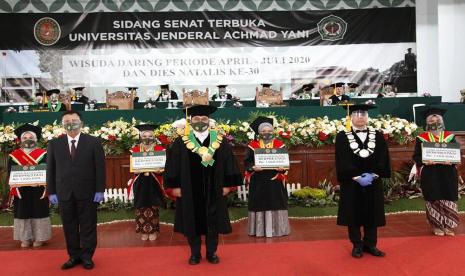 Universitas Jenderal Achmad Yani (UNJANI) Cimahi, Jawa Barat, melaksanakan prosesi Wisuda bagi mahasiswa/i Program Magister, Profesi, Sarjana dan Ahli Madya periode April dan Juli Tahun Akademi 2019/2020 yang digelar secara offline atau luar jaringan (luring) dan online atau dalam jaringan (daring), Kamis (23/7).