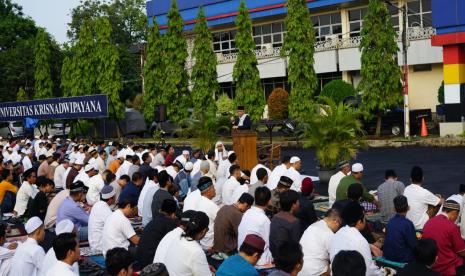 Universitas Krisnadwipayana (Unkris) menggelar Shalat Idul Adha 1444 H dan penyembelihan hewan kurban di lapangan Kampus Unkris pada Kamis (29/6/2023).