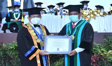 Universitas Lambung Mangkurat (ULM) resmi memberikan   Doktor Kehormatan (Honoris Causa/ HC) kepada  Gubernur Kalimantan Selatan Sahbirin Noor. Gubernur yang biasa disapa Paman Birin ini dinilai memiliki kontribusi besar terhadap pengembangan dan pembangunan sumber daya manusia serta peningkatan sektor pertanian yang berkelanjutan.