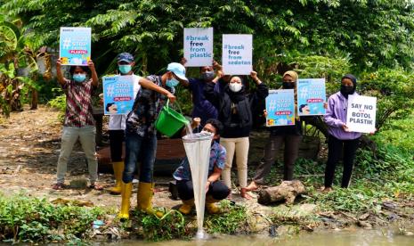 Universitas Maarif Hasyim Latif (UMAHA), Sidoarjo melakukan uji mikroplastik di Kali Pelayaran, Sidoarjo, Jatim.