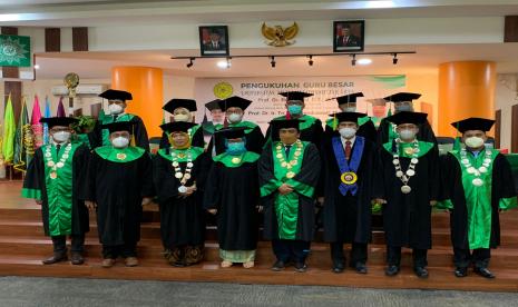 Universitas Muhammadiyah Jakarta, baru saja mengukuhkan dua guru besarnya yang baru dalam Upacara Pengukuhan dan Orasi Ilmiah Jabatan Guru Besar (GB) yang dilaksanakan secara luring dan daring, Selasa (23/11). Pengukuhan yang dilakukan di Fakultas Ekonomi dan Bisnis UMJ itu diberikan kepada Prof. Dr. Budiyanto, M.T dan Prof. Tri Yuni Hendrawati, M.Si. (keduanya mengenakan kalung)