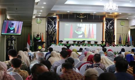 Universitas Muhammadiyah Jakarta (UMJ) baru saja mengukuhkan dua guru besar anyar mereka, yakni dari bidang ilmu gizi kesehatan masyarakat, Tria Astika, dan bidang ilmu hukum, Ibnu Sina Chandranegara. Pengukuhan dua guru besar itu mempertegas keseriusan UMJ untuk melakukan akselerasi jabatan guru besar yang saat ini sudah berjumlah 17 orang.