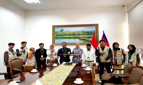 Universitas Muhammadiyah Jakarta (UMJ) dan Universitas Muhammadiyah Cirebon (UMC) berkolaborasi dalam program Kuliah Kerja Nyata (KKN) Internasional di Kamboja.