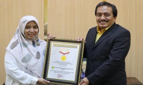 Tampak Rektor Dr UMJ Ma'mun Murod (kanan) dan Sekretaris LPP UMJ, Lusi Andriyani (kiri) ketika menerima penghargaan MURI. Universitas Muhammadiyah Jakarta (UMJ) kembali mendapatkan penghargaan MURI untuk kedua kalinya dari program Kuliah Kerja Nyata (KKN) yang diselenggarakan pada bulan Juli tahun 2021. Penghargaan ini diperoleh dalam kategori sebagai Perguruan Tinggi yang melaksanakan kuliah kerja nyata dengan luaran media sosial terbanyak.