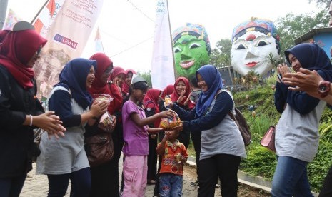 Universitas Muhammadiyah Malang (UMM) melakukan kegiatan bakti sosial dalam program Desaku Menanti di Desa Baran, Kelurahan Tlogowaru Kedung Kandang, Kota Malang, Senin (12/6).