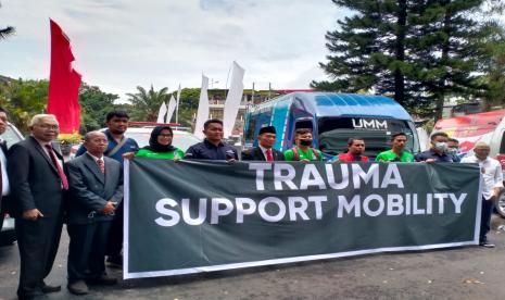 Universitas Muhammadiyah Malang (UMM) meluncurkan gerakan trauma support mobility untuk korban tragedi Kanjuruhan di Hall Dome UMM, Malang, Kamis (6/10/2022). Selain tim UMM, gerakan ini juga melibatkan Dinas Pemberdayaan Perempuan dan Perlindungan Anak (DP3A) Kabupaten Malang, UIN Malang, Universitas Brawijaya, Universitas Merdeka dan sebagainya. 