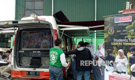 Universitas Muhammadiyah Malang (UMM) meluncurkan Mobil Kaca sebagai media untuk menyebarkan gerakan literasi di Jatim. 