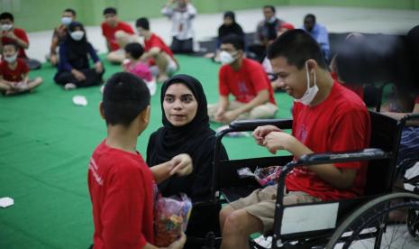 Universitas Muhammadiyah Malang (UMM) mengajak anak-anak Yayasan Pembinaan Anak Cacat (YPAC) Malang untuk jalan-jalan berkeliling kota. Kegiatan dilanjutkan dengan sederet hiburan, menonton film bareng, penyerahan donasi dan mainan anak-anak, cerita dongeng, bermain permainan asyik hingga berbuka bersama pada Sabtu (23/4/2022) lalu.