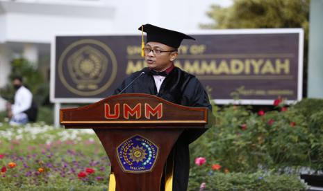 Universitas Muhammadiyah Malang (UMM) mengukuhkan guru besar bidang akuntansi, Profesor Ihyaul Ulum di depan Gedung Kuliah Bersama (GKB) I UMM, Kamis (17/9). 