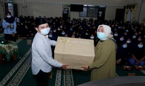 Universitas Muhammadiyah Malang (UMM) menyambangi Lembaga Pemasyarakatan (Lapas) Perempuan kelas II Malang. Tim UMM melangsungkan kegiatan ngabuburit, tausiyah dan berbuka bersama lebih dari 500 warga binaan pemasyarakatan (WBP) lalu memberikan pemeriksaan kesehatan dan donasi berupa pakaian kewanitaan, beberapa waktu lalu. 