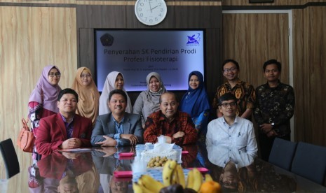 Universitas Muhammadiyah Malang (UMM) resmi membuka program studi (prodi) profesi fisioterapi setelah memperoleh Surat Keputusan (SK) izin operasional Program Studi (Prodi) Profesi Fisioterapi, Jumat (26/7). 