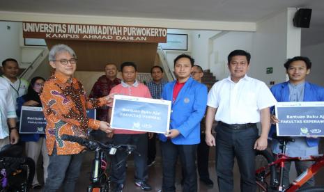 Universitas Muhammadiyah Purwokerto (UMP) mendapatkan CSR sepeda sebanyak 27 unit dari Bank Permata Syariah di Lobby Rektorat. Pemberian sepeda merupakan dukungan untuk Universitas Muhammadiyah Purwokerto menjadi green campus.