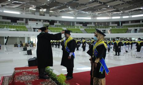 Universitas Muhammadiyah Surakarta (UMS) menggelar upacara wisuda perdana tahun 2020 secara daring dan luring, di Edutorium UMS, Jumat-Sabtu (20-21/11).