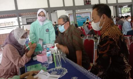 Universitas Muhammadiyah Surakarta (UMS) menyelenggarakan Medical Check Up (MCU) bagi dosen dan tenaga kependidikan (tendik) di lingkungan UMS di Gedung Olahraga Kampus 2 UMS, Kabupaten Sukoharjo, Jawa Tengah, Selasa (7/12). 