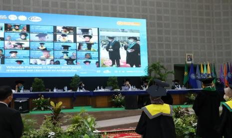 Universitas Muhammadiyah Surakarta (UMS) menyelenggarakan wisuda secara luring dan daring di Edutorium KH Ahmad Dahlan UMS, Solo, Jawa Tengah, Sabtu-Ahad (18–19/12). 