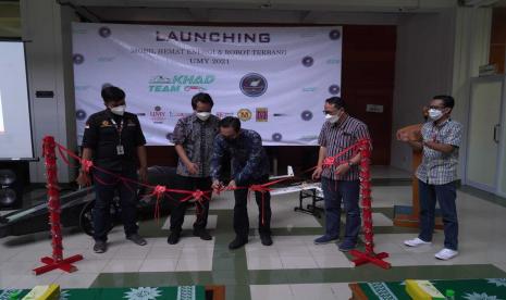 Universitas Muhammadiyah Yogyakarta (UMY) meluncurkan mobil hemat energi dan robot terbang buatan mahasiswa Prodi Teknik Mesin dan Teknik Elektro. Dilakukan jelang Kontes Mobil Hemat Energi (KMHE) dan Kontes Robot Terbang Indonesia 2021.