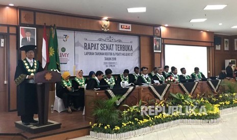 Universitas Muhammadiyah Yogyakarta (UMY) menggelar Rapat Senat Terbuka dengan agenda Laporan Tahunan Rektor dan Pidato Milad UMY ke-37  di Ruang Sidang Gedung AR. Fachrudin B lantai 5, Kampus Terpadu UMY, Rabu (18/4). 