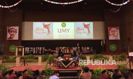 Universitas Muhammadiyah Yogyakarta (UMY) mulai menggelar Masa Ta'aruf Mahasiswa Baru (Mataf Maba) tahun 2018 pada Senin (27/8) di Sportorium UMY. Demi memberikan motivasi bagi maba, UMY pun menghadirkan Fahd Pahdepie, alumni UMY yang juga seorang penulis dan juga pegiat sosial.