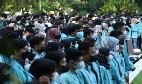 Suasana pelepasan KKN tematik mahasiswa UNS di halaman gedung dr Prakoso Universitas Sebelas Maret acara berlangsung pada Selasa (12/7/2022) pukul 07.00 WIB pagi.