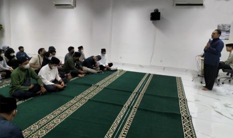 UNM Kampus Margonda Berbagi Ilmu pada Pengurus DKM Masjid Al Ihsan